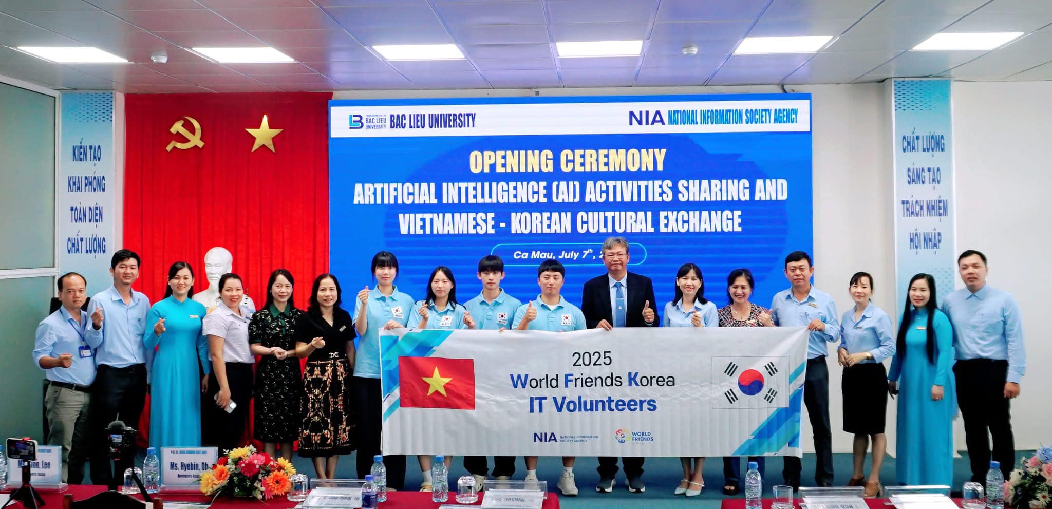SINH VIÊN KHOA KỸ THUẬT VÀ CÔNG NGHỆ THAM GIA CHƯƠNG TRÌNH CHIA SẺ VỀ CÔNG NGHỆ CÔNG THÔNG TIN TRONG LĨNH VỰC LẬP TRÌNH, TRÍ TUỆ NHÂN TẠO VÀ GIAO LƯU VĂN HÓA VỚI ĐOÀN TÌNH NGUYỆN VIÊN HÀN QUỐC THUỘC TỔ CHỨC THÔNG TIN XÃ HỘI QUỐC GIA HÀN QUỐC (NIA)